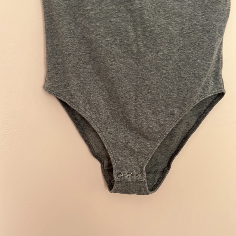 𝅺hollister l Gray Short Sleeve Bodysuit - Picture 3 of 6